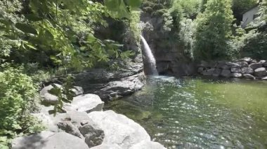 Osogna 'da güzel bir şelale Ticino bölgesi, İsviçre