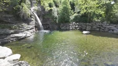 Osogna 'da güzel bir şelale Ticino bölgesi, İsviçre