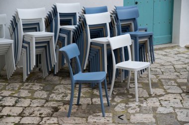 İtalya 'nın Otranto kentindeki modern plastik sandalyeler yığını