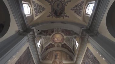 INTRAGNA, SWitness ZERLAND - 24 Temmuz 2025: Saint Gotthard Kilisesi İçişleri