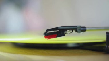 Sarı Vinil albüm bir pikapta çalıyor