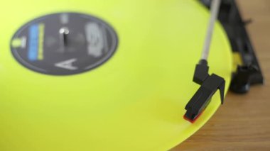 Sarı Vinil albüm bir pikapta çalıyor