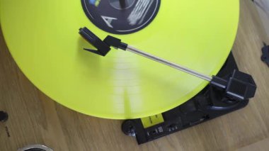 Sarı Vinil albüm bir pikapta çalıyor