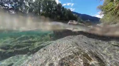 İsviçre 'nin güneyindeki Bellinzona yakınlarındaki Ticino Nehri' nde batık kamera görüntüsü