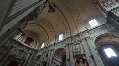 BOLOGNA, İtalya - 9 Eylül 2025: Saint Peter Metropolitan Katedrali İçişleri