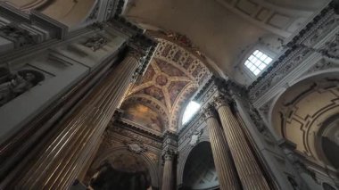 BOLOGNA, İtalya - 9 Eylül 2025: Saint Peter Metropolitan Katedrali İçişleri