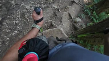 İtalya 'da Bologna ve Floransa arasındaki Tanrıların Yolu' nda yürüyorum.