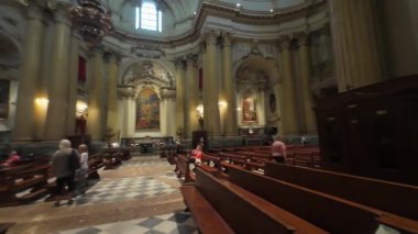 BOLOGNA, İTALYA - 9 Eylül 2025: San Luca Bazilikasının İçişleri Bakiresi, 