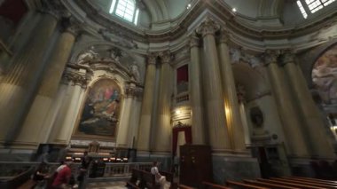 BOLOGNA, İTALYA - 9 Eylül 2025: San Luca Bazilikasının İçişleri Bakiresi