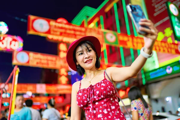 Night Photo Thai Woman Taking Selfie Yaowarat Chinatown Bangkok Thailand — Stock Photo, Image