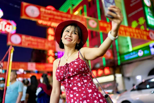 Night Photo Thai Woman Taking Selfie Yaowarat Chinatown Bangkok Thailand — Stok fotoğraf