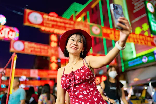 Night Photo Thai Woman Taking Selfie Yaowarat Chinatown Bangkok Thailand — Stock Photo, Image