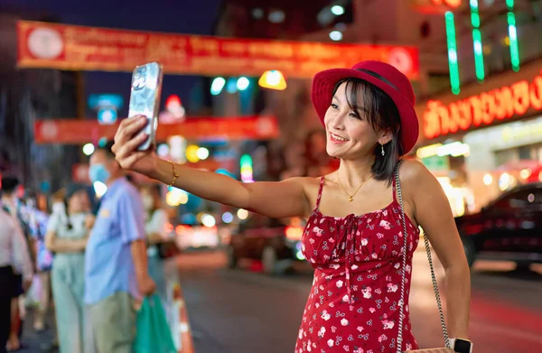 Night Photo Thai Woman Taking Selfie Yaowarat Chinatown Bangkok Thailand — Stok fotoğraf