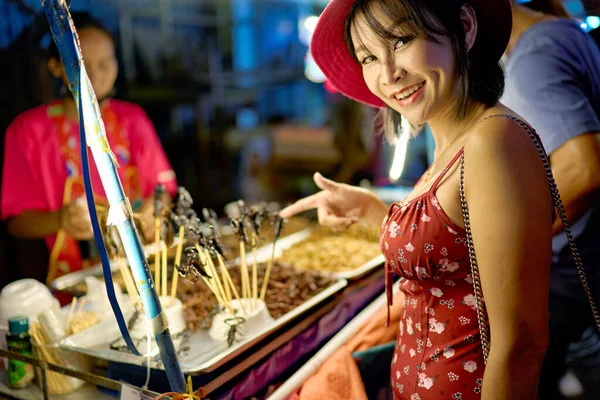 Thai Woman Night Market Yaowarat Chinatown Bangkok Trying Fried Scorpion — Stok fotoğraf