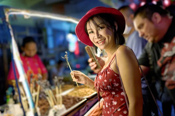 Thai Woman Night Market Yaowarat Chinatown Bangkok Trying Fried Scorpion — Stok fotoğraf