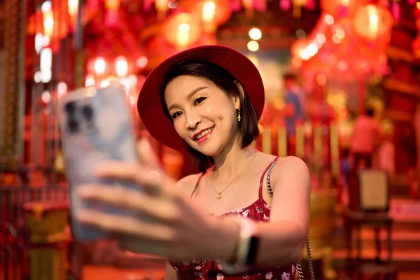 Happy Thai Woman Taking Selfie Temple Yaowarat China Town Bangkok — Stock Photo, Image