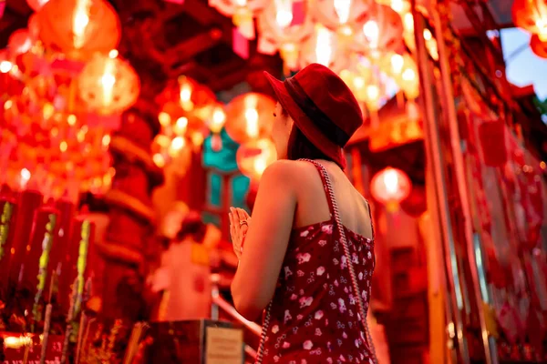 Тайская Женщина Молится Храме Yaowarat Китай Город Бангкок Время Китайского — стоковое фото