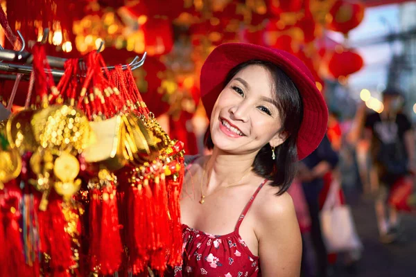 Тайская Женщина Позирует Талисманами Удачи Yaowarat Китайский Город Бангкоке Таиланд — стоковое фото