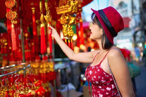 Thai Woman Shopping Good Luck Charms Yaowarat China Town Bangkok — Stok fotoğraf