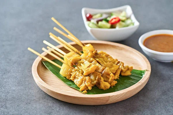 Thai Satay Skewers Grilled Pork Dipping Sauces Served Banana Leaf 免版税图库照片
