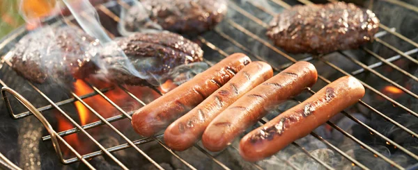 Grilling Burgers Hot Dogs Charcoal Kettle Grill Backyard — Stock Photo, Image