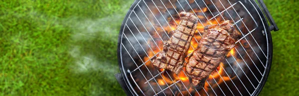 Grilling Steaks Charcoal Kettle Grill Outdoors Yard Shot Top View — 图库照片
