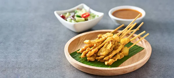 Thai Satay Skewers Grilled Pork Dipping Sauces Served Banana Leaf 图库图片