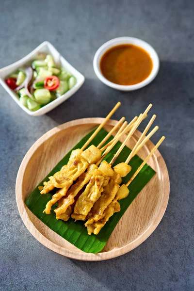 Thai Satay Skewers Grilled Pork Dipping Sauces Served Banana Leaf Fotos de stock