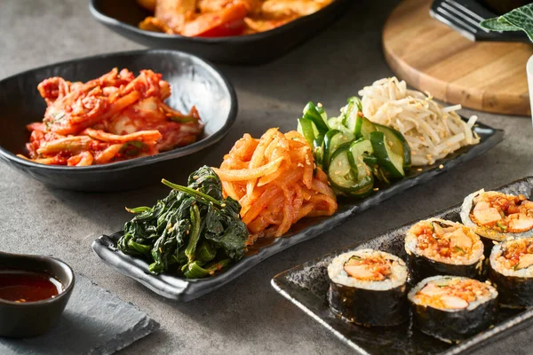 Talerz Różnorodnych Koreańskich Kimchi Marynowane Warzywa Przy Stole Obrazy Stockowe bez tantiem