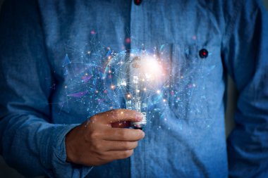 Ampulleri tutan adam, yenilikçi teknoloji ve yaratıcılık içeren yeni fikirler. kavram yaratıcılığı