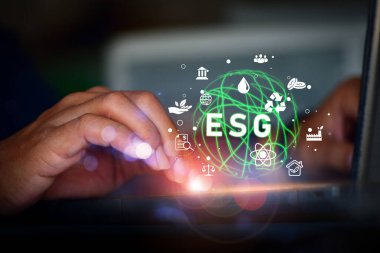 ESG çevre sosyal yönetim yatırım konsepti. İş adamları ESG 'yi analiz etmek için bilgisayar kullanıyor,