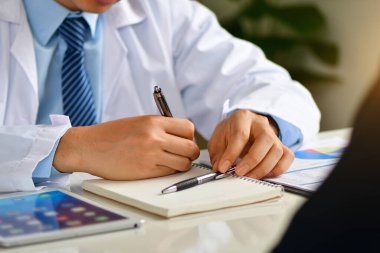 Doktor, klinikteki sabıka kaydıyla yakından ilgileniyor..