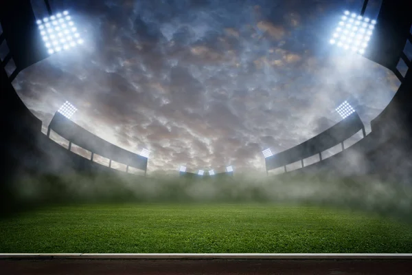 Yeşil futbol sahası, parlak spot ışıkları,