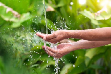 Eline su dökülüyor