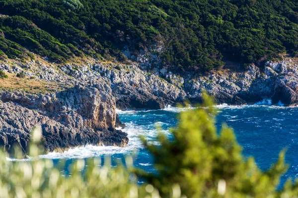 Όμορφη Γραφική Θέα Της Θάλασσας Κύματα Συντρίβεται Πάνω Βράχους Πιτσιλιές — Φωτογραφία Αρχείου