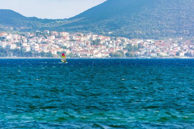 Peloponnese, Yunanistan 'ın Pylos kıyı kasabasının manzarası.