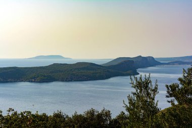 Yunanistan 'ın Moreloponnese kentindeki Pylos kasabası yakınlarındaki Sfaktiria adası.