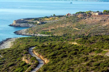 Messinia ilinin göbeğindeki ortaçağ Pylos kalesi, Moreloponnese, Yunanistan.