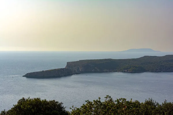 Yunanistan 'ın Moreloponnese kentindeki Pylos kasabası yakınlarındaki Sfaktiria adası.