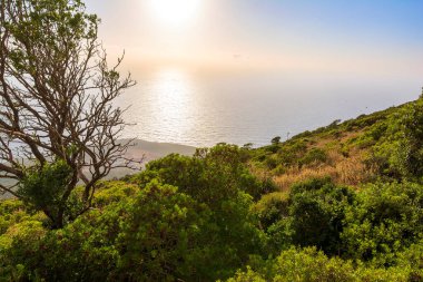 Messenia, Yunanistan 'ın Pylos kentindeki Navarino Körfezi üzerinde gün batımı.