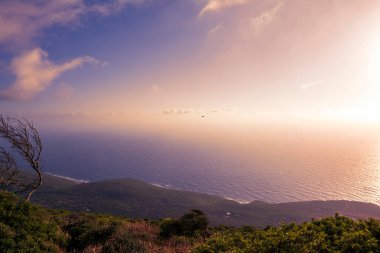 Messenia, Yunanistan 'ın Pylos kentindeki Navarino Körfezi üzerinde gün batımı.