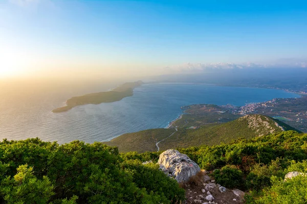 Konik Pitoresk Pylos Kasabasının Yakınlardaki Sfaktirias Adasının Messinia Ilinin Peloponnese — Stok fotoğraf