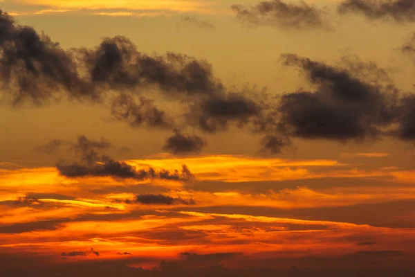 色彩斑斓的夕阳 乌云密布 希腊皮洛斯 — 图库照片