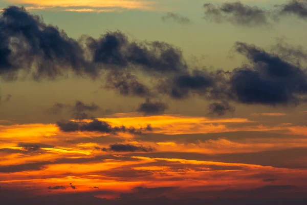 色彩斑斓的夕阳 乌云密布 希腊皮洛斯 — 图库照片