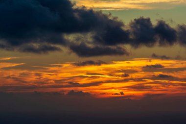 Deniz üzerinde bulutlarla dramatik renkli günbatımı gökyüzü. Pylos, Yunanistan.