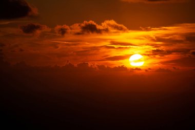 Deniz üzerinde bulutlarla dramatik renkli günbatımı gökyüzü. Pylos, Yunanistan.