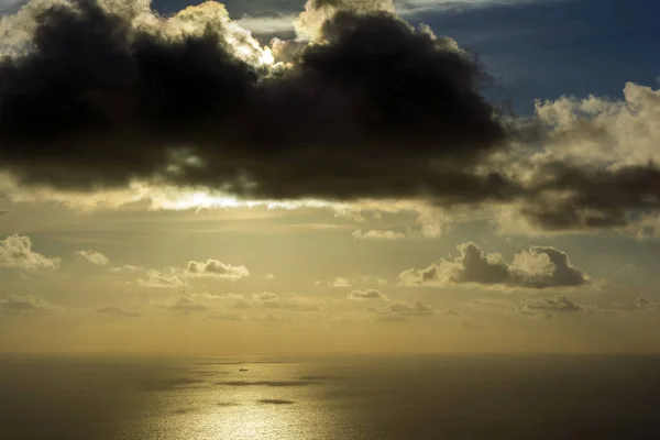 色彩艳丽的落日天空 云彩笼罩大海 希腊皮洛斯 — 图库照片