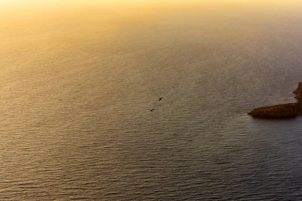 Oberflächenwasser Hintergrund Des Ozeans Bei Sonnenuntergang Mit Einem Goldenen Lichtton — Stockfoto