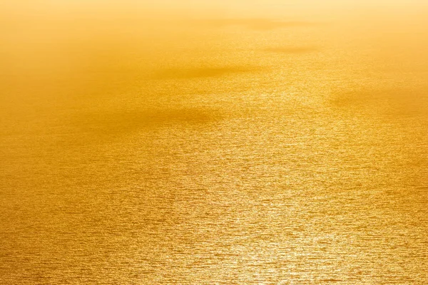 日落时带着金色光色的海水背景 希腊皮洛斯 — 图库照片