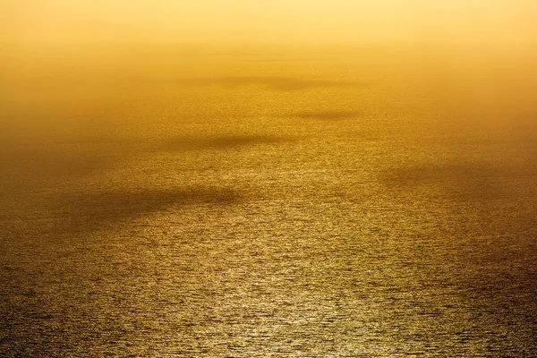 日落时带着金色光色的海水背景 希腊皮洛斯 — 图库照片